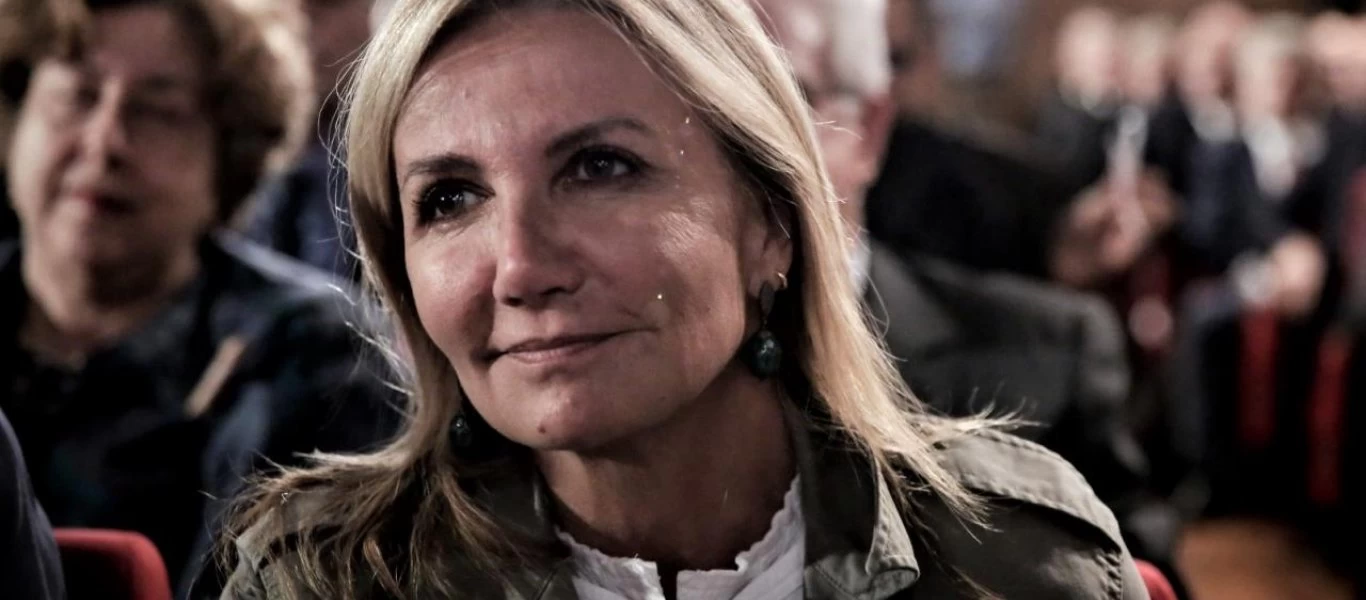 Η Μαρέβα Μητσοτάκη ποζάρει «αγκαλιά» με τις προστατευτικές μάσκες τις εταιρείας της (φωτο)